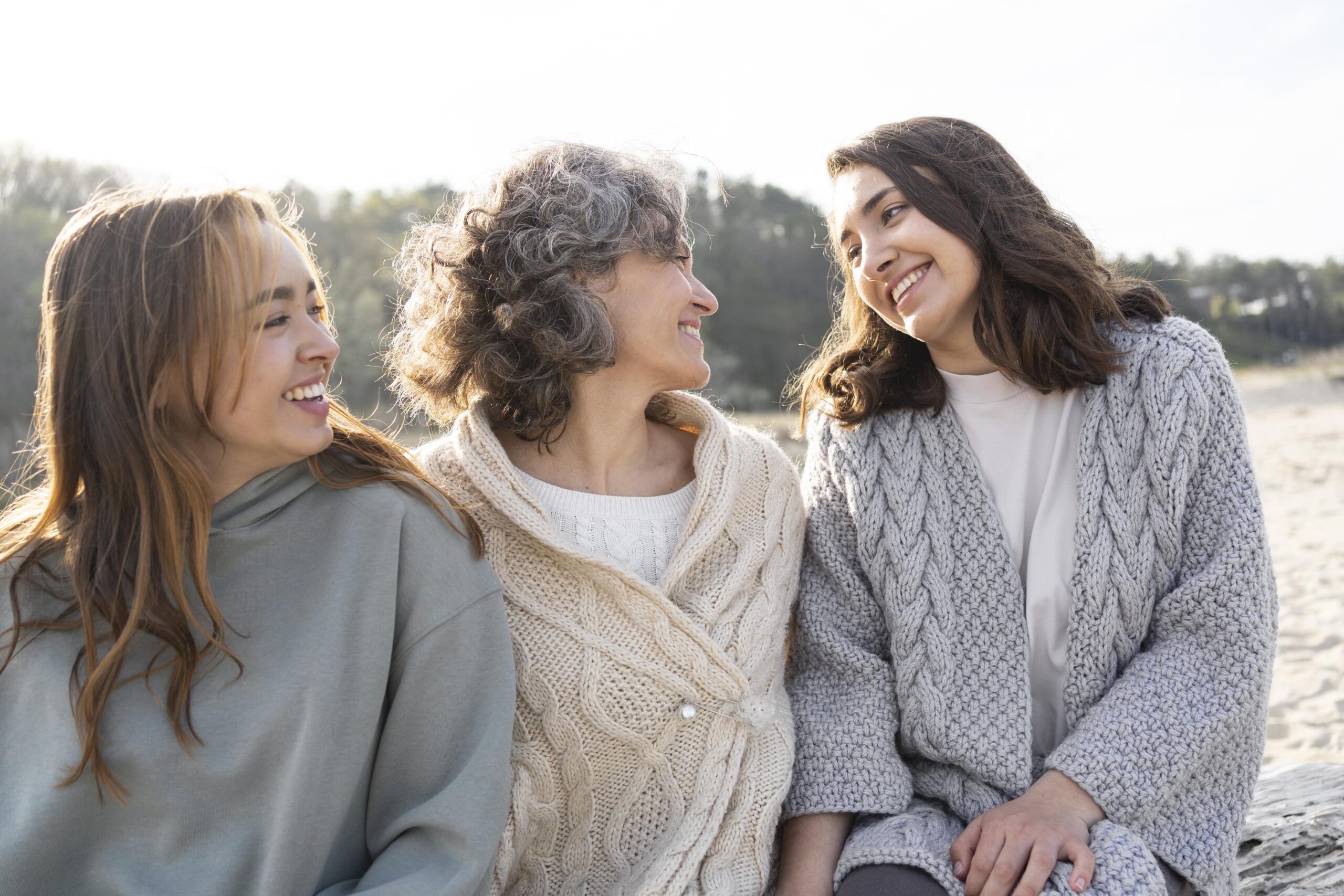 madre-pasar-tiempo-en-la-playa-con-sus-dos-hijas-scaled.jpg